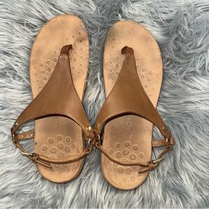 Vionic sandal with a thong-style toe post and adjustable straps size 7.5